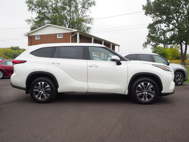 New 2021 Toyota Highlander XLE AWD AWD XLE 4dr SUV